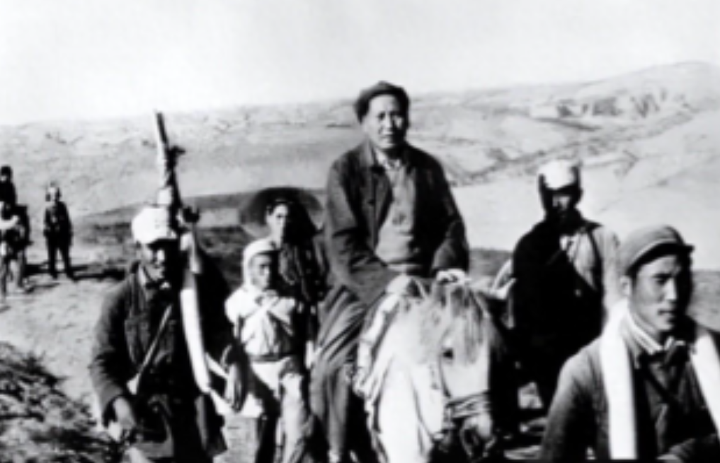 1933年，毛主席躲进了一个农妇家，没想到敌人搜查到农妇家时，农妇却说：“军爷，