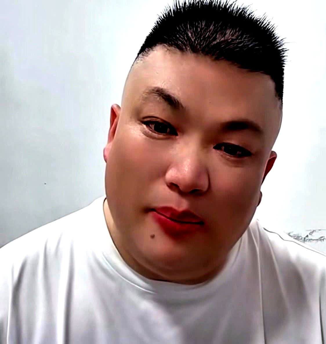 李超吐露与草帽姐离婚真实原因，悔恨之情溢于言表

草帽姐与李超离婚的消息曾在
