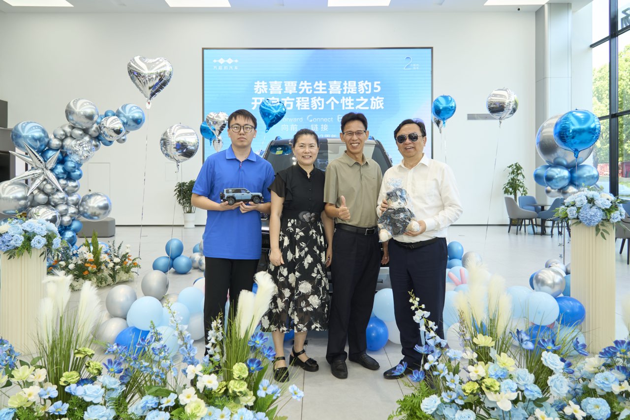 



老总给用户交车，好像很常见，但其实王传福才是第一批干这个事情的老总

王