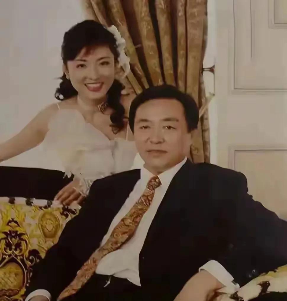 周涛选男人的时候肯定不是小姑娘了，看她老公的造型就知道了！不成熟的周涛肯定喜欢又