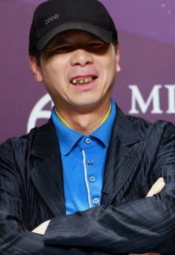 那年，冯小刚开着300万的豪车回老家，看望瘫痪在床的母亲。姐姐冯小军说：“小刚，