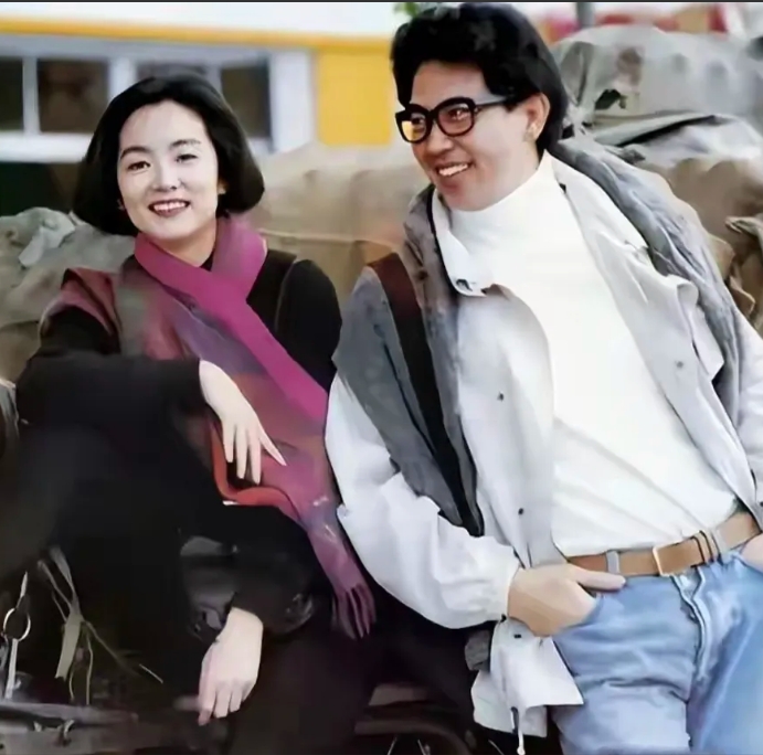 他伴林青霞左右二十一载，见证她风光嫁作他人妇。岁月流转，如今他已七十八载仍孤身。