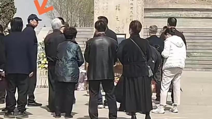 冯巩清明回家祭祖！村民夹道欢迎，现场无一豪车太低调