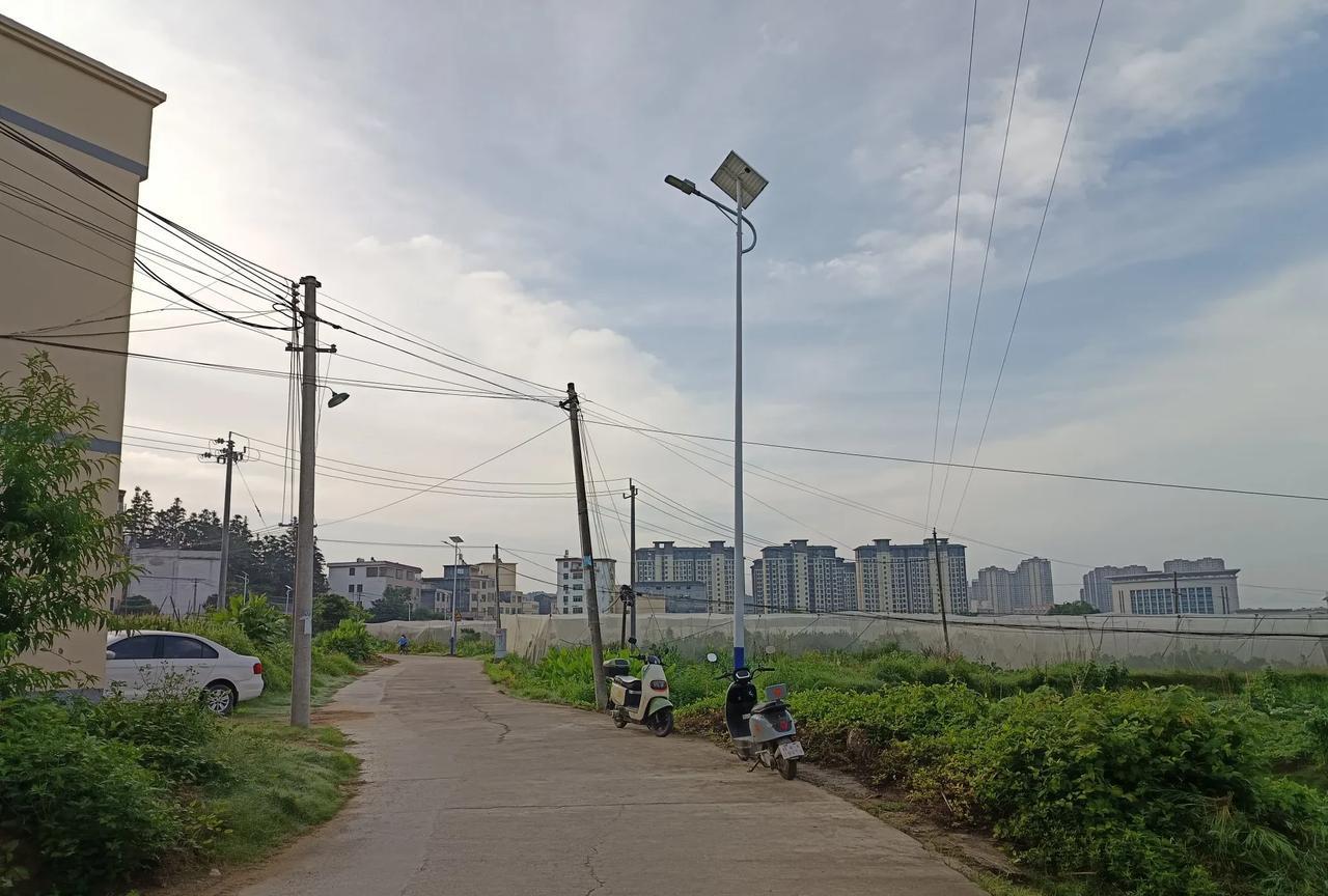 在农村老家
6-7点钟起床是很自然的事
而在城市打工上班
恨不得踩着公交车的点起