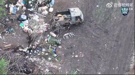 俄乌冲突战场画面：
某士兵开着一辆小破车给前线部队运送炮弹，刚到位置把车停稳，七