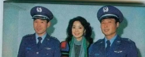 1983年，邓丽君与叛逃的两名我方飞行员亲昵合影，同时也表示了热烈的欢迎！从此可