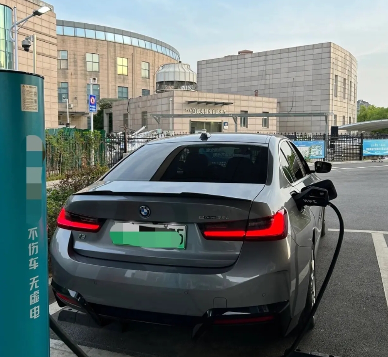 总感觉电车取代油车是不太可能的事情，为什么会这么说？

1、使用年限，两辆电车也