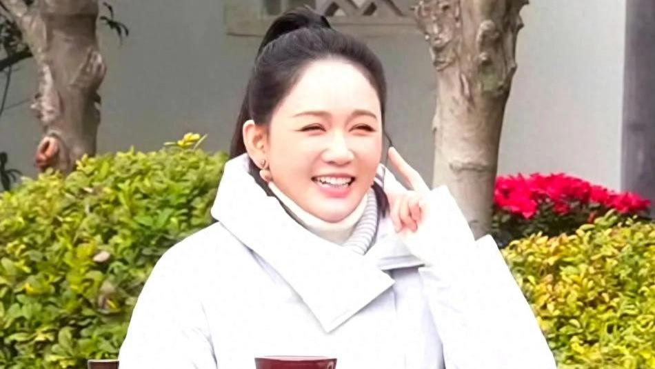 天呢，这是陈乔恩，一副国泰民安的样子！