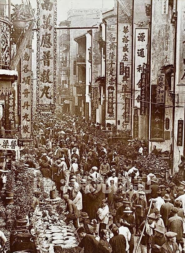 老照片：百年前的烟火气.1924年，香港，皇后大道上的春节集市。