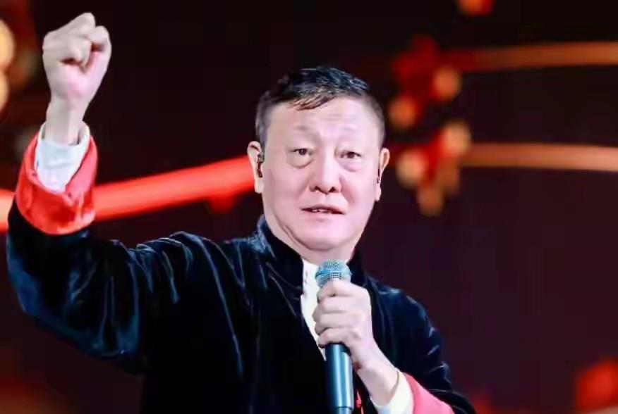 韩磊六八年的，57岁，按退休年龄说，早就二线了，出轨？不太可能！
看他那大眼泡子