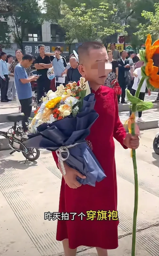 陕西高考成绩揭晓已经好几天了，旬邑这位穿着裙子的举着向日葵加油的家长，在遭受着网