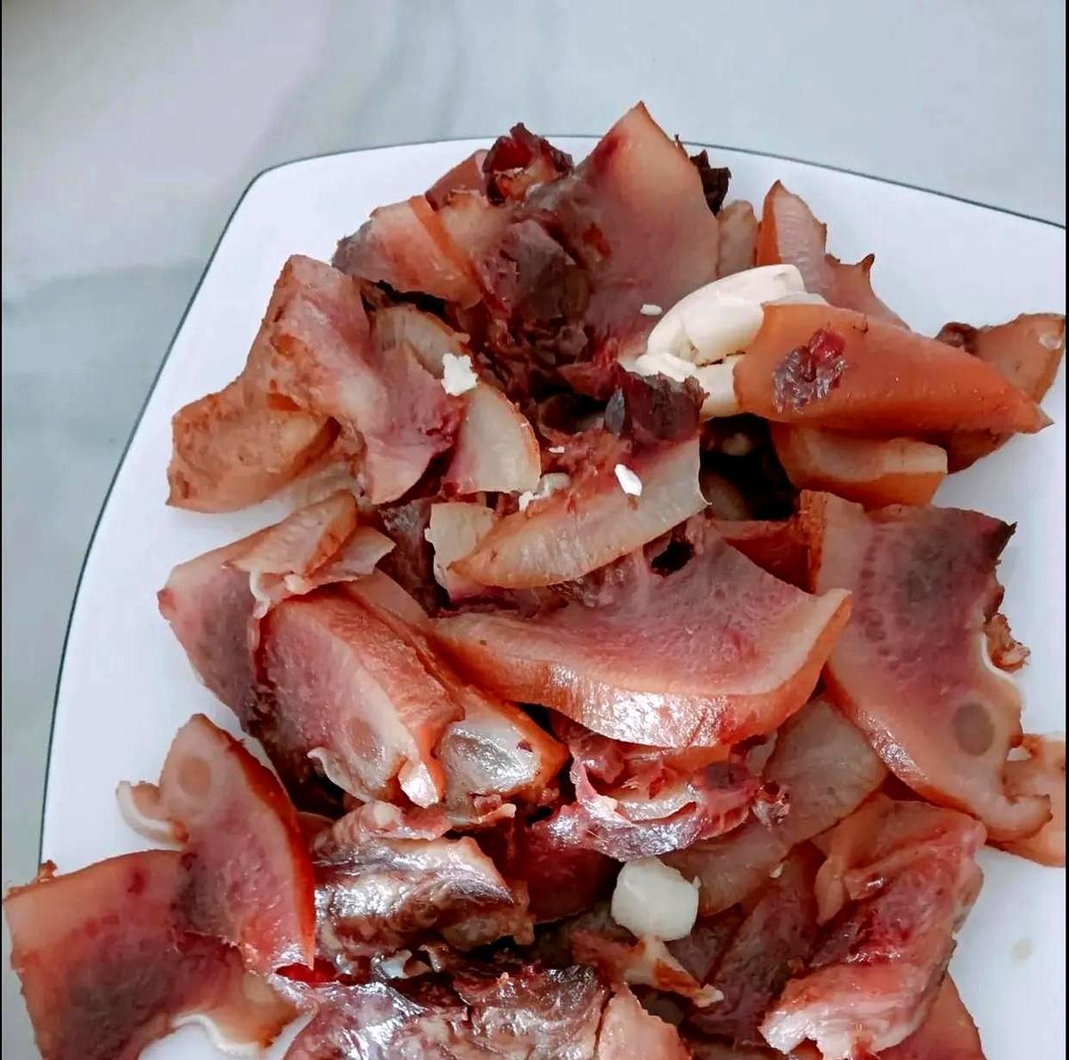 以前，我总在小区门口的卤菜店买猪头肉。
今儿一早去菜市场买菜，瞅见路边摊卖的猪头