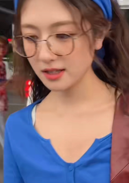 李兰迪出发澳门机场路透，这个造型太好看了，明媚俏丽！