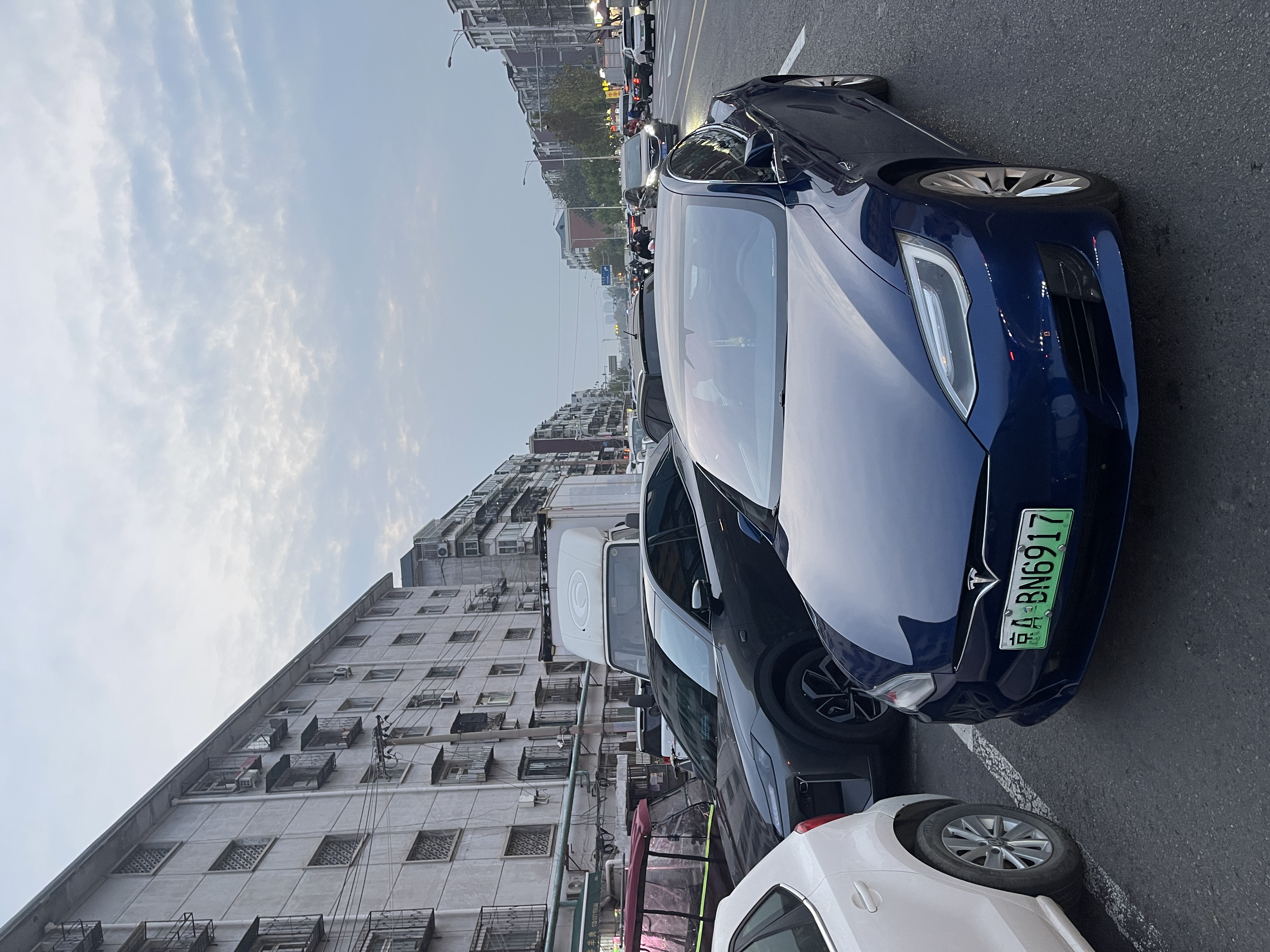 特斯拉：与人类司机在熟悉道路上容易走神不同，FSD监督系统始终保持专注。由于我们