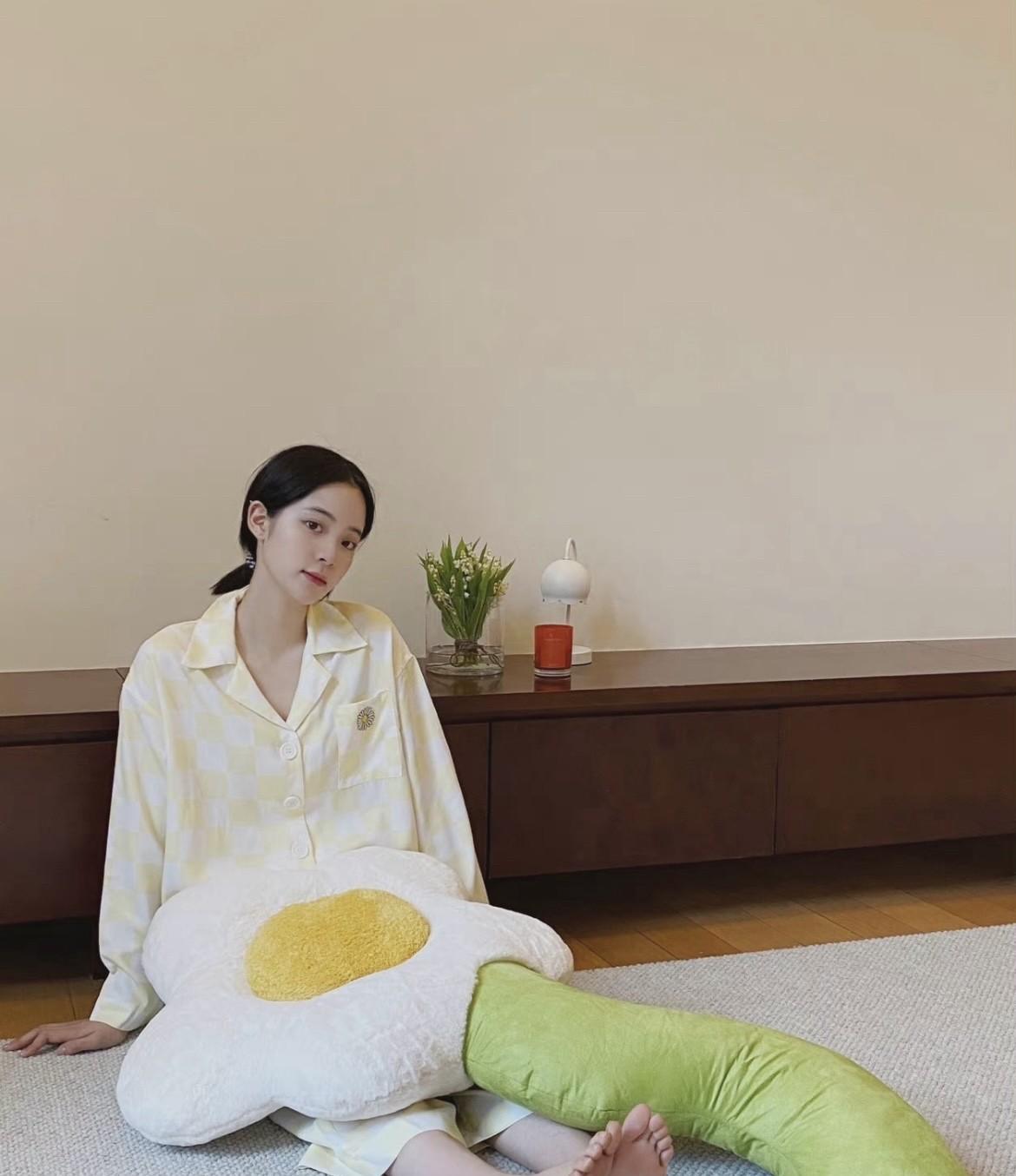 Nana Ou-Yang，167cm，脚底红润，气色足。