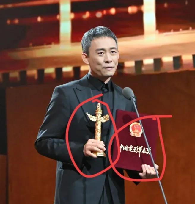 张译的影帝保质期  
华表奖后台的采访间里，他摊开掌心展示未干的冷汗。第三座影帝