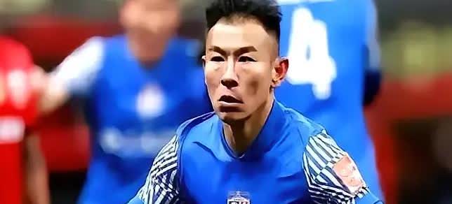 中场哨响，于汉超双手撑着膝盖，一个不稳差点倒地，这是真拼了啊！

怪不得赛后