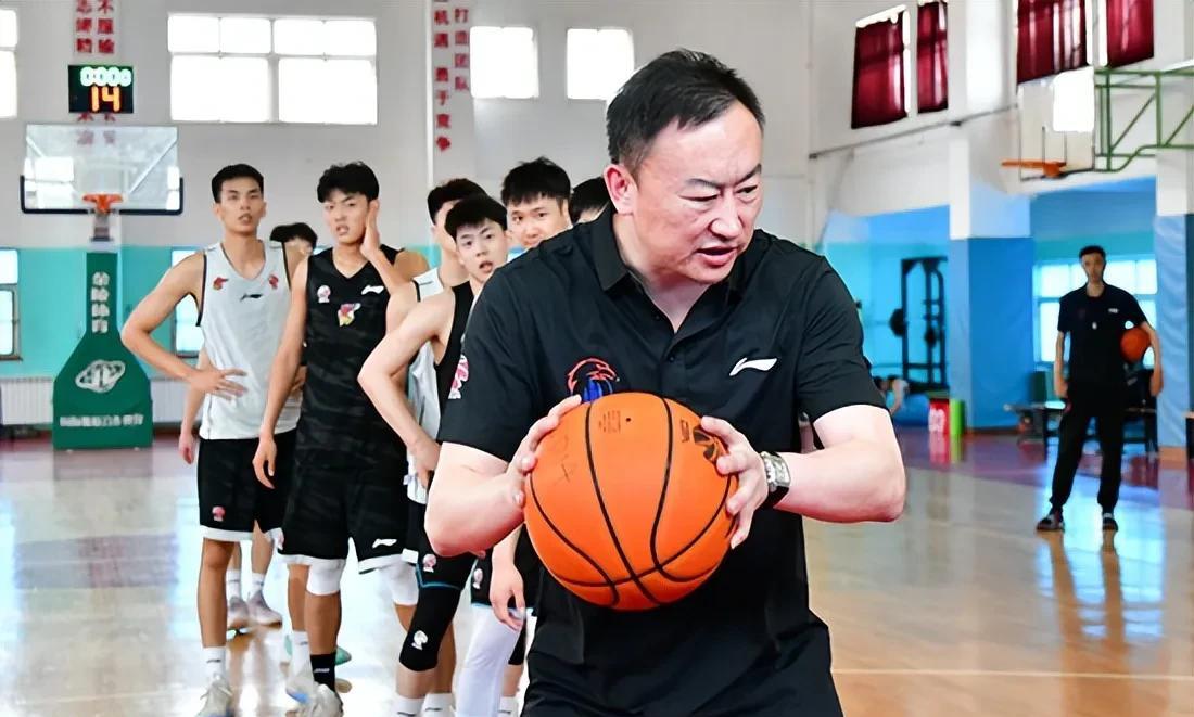 霍楠还在热闹蹭话题
徐杰、张宁落选，霍楠力挺徐杰进最佳，
成为评论区的一大热门话