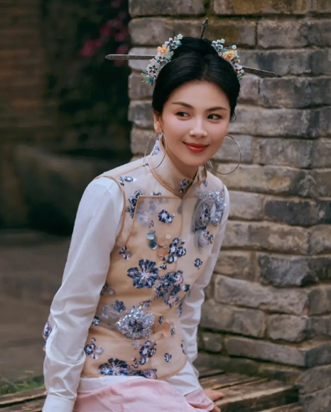 刘涛福州美照曝光：穿刺绣马甲戴“三条簪”尽显中式美