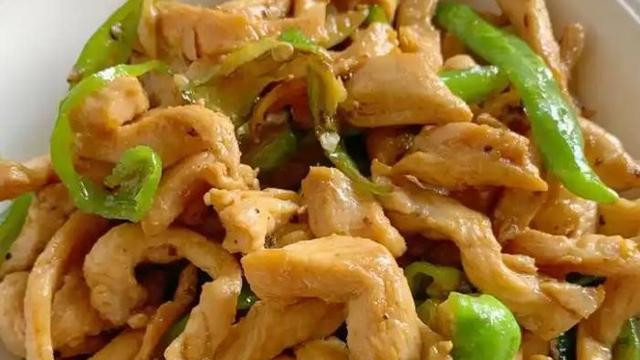 家常美味青椒炒鸡胸肉鲜嫩爽口三步搞定