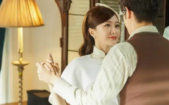 总裁老公陪实习生吃团圆饭，我让他一无所有