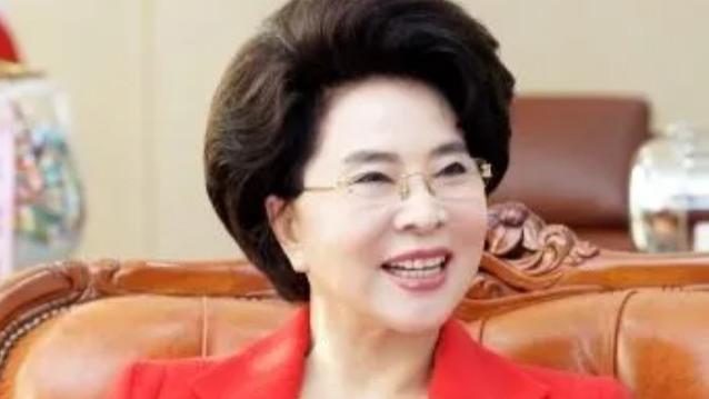 93岁韩国女校长冻龄秘诀曝光！一生未婚未育却活成传奇，网友：这才是真女神