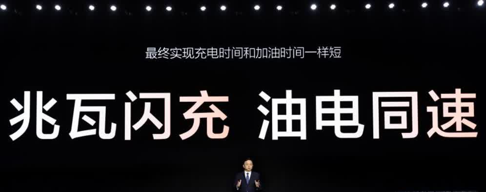 比亚迪2024年营收彻底失控。年销量从2023年的302万台飙升到2024年的4