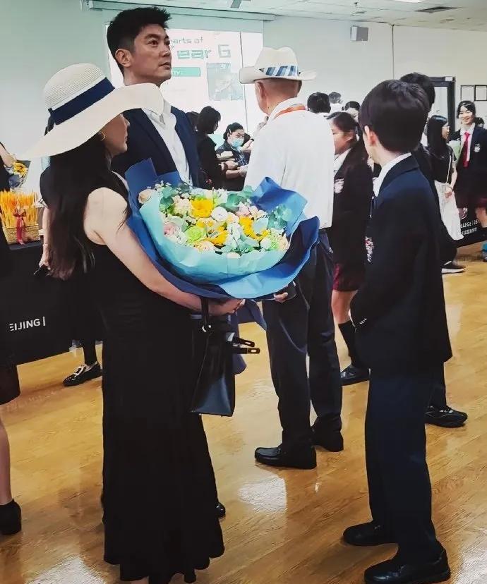 从萌娃到少年：嗯哼的成长引全民期待
当“杜江霍思燕参加嗯哼小学毕业典礼”的画面出
