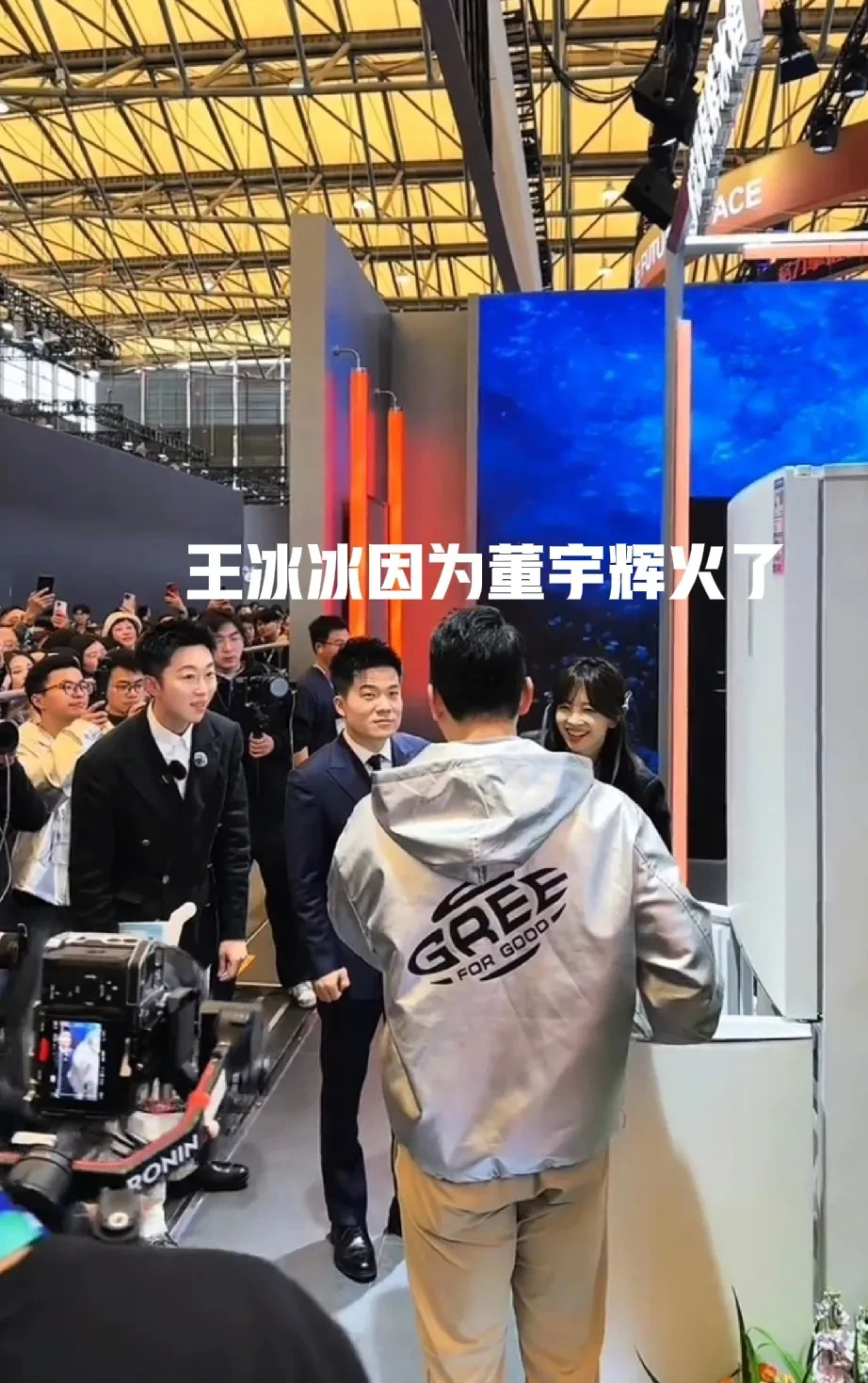 撒贝宁上博览会无人识











明星上博览会，你以为大家都会围观？错