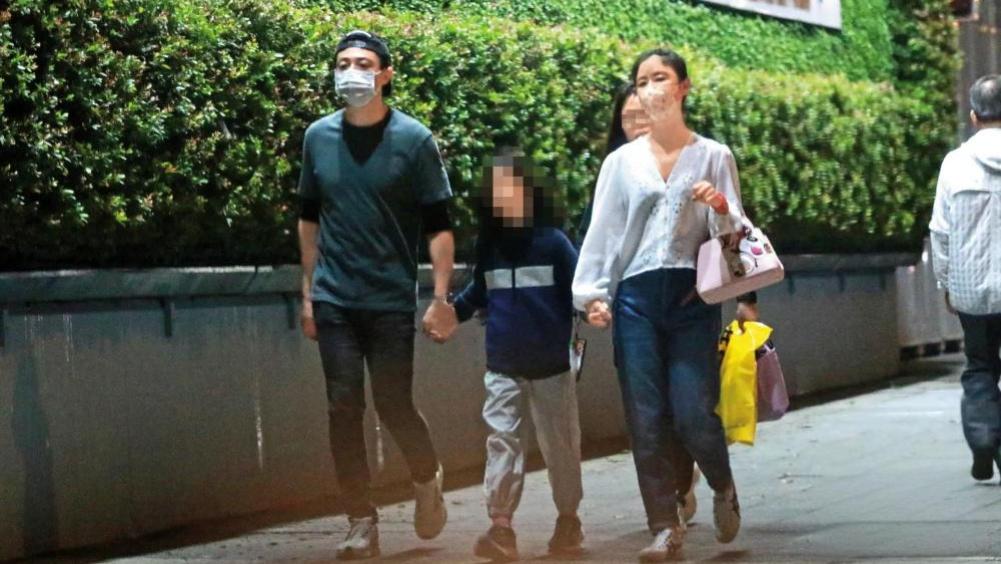 林心如一家三口手牵手出门，霍建华和女儿同吃一杯冰淇淋