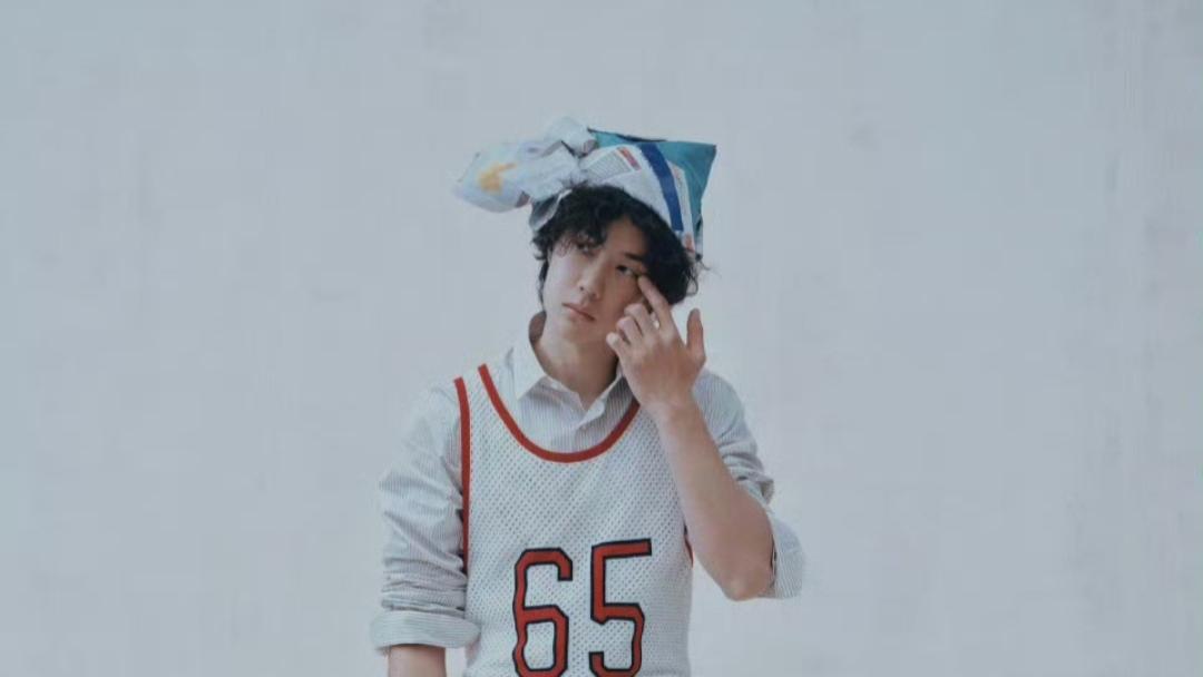 王一博范丞丞梓渝“撞衫”出圈：男大学生穿搭掀起内娱青春风暴