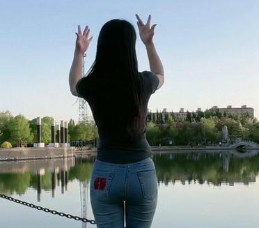 湖边散个步，心情美如画。