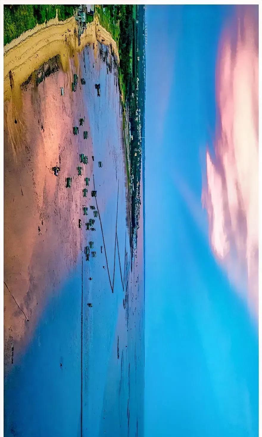 潮退滩涂阔，
归舟傍岸横。
残阳铺晚照，
浪静海天平。
摄于广东湛江东海岛。（原