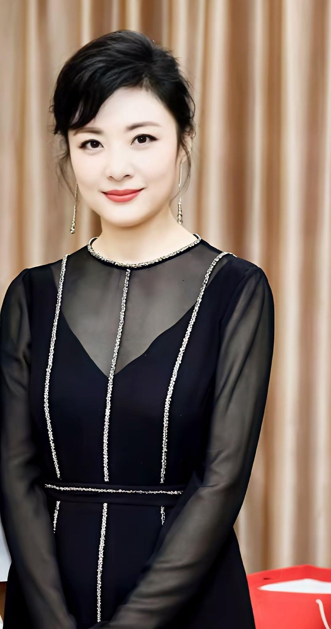 她曾是央视最美女主持，当仁不让的当家花旦。气质优雅，相貌出众，功力深厚。倪萍，董
