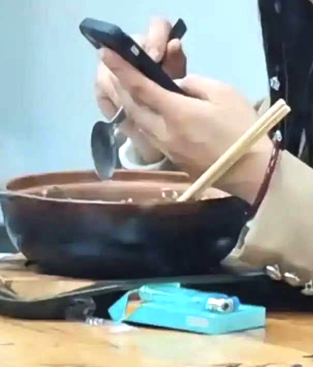 吃饭竟然这么放筷子，没人教她筷子不能这么放吗？