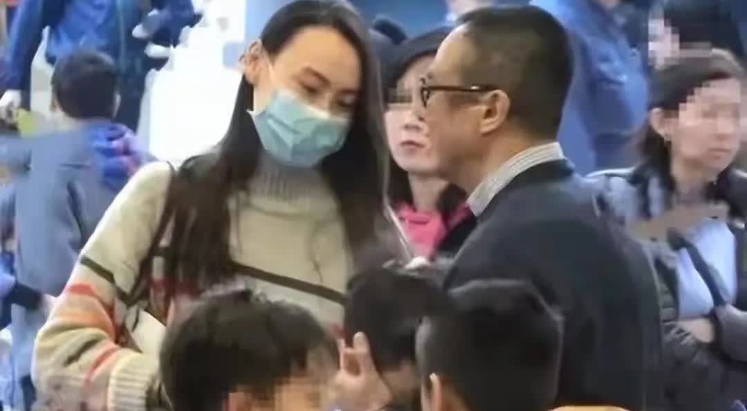 梁洛施真的很听儿子们的话，因为之前儿子们希望妈妈去恋爱，梁洛施如今就跟马浴柯牵手