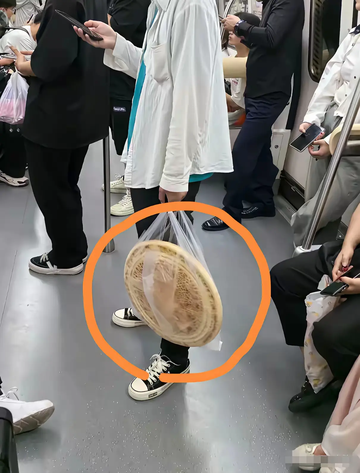 地铁上看到的一幕。
不懂就问，这位男士手里提的是个什么东东？它是干什么用的？