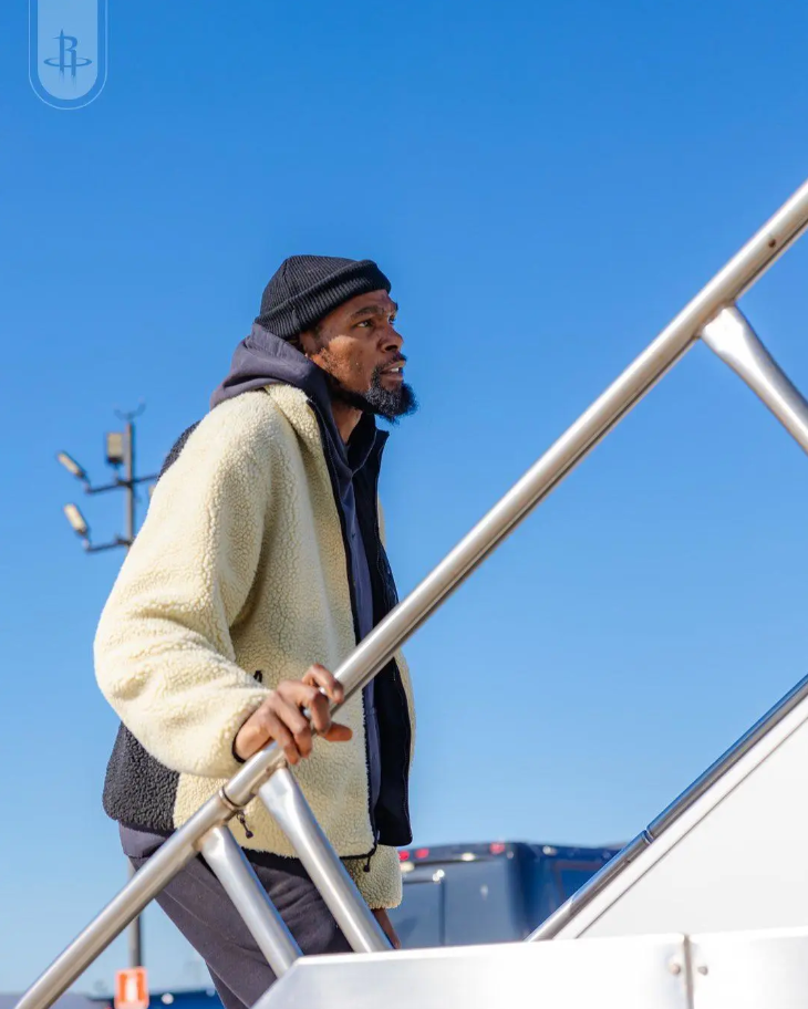 冲击五连胜！火箭社媒分享球员登机照：提前积累飞行里程
明日NBA常规赛：火箭将于