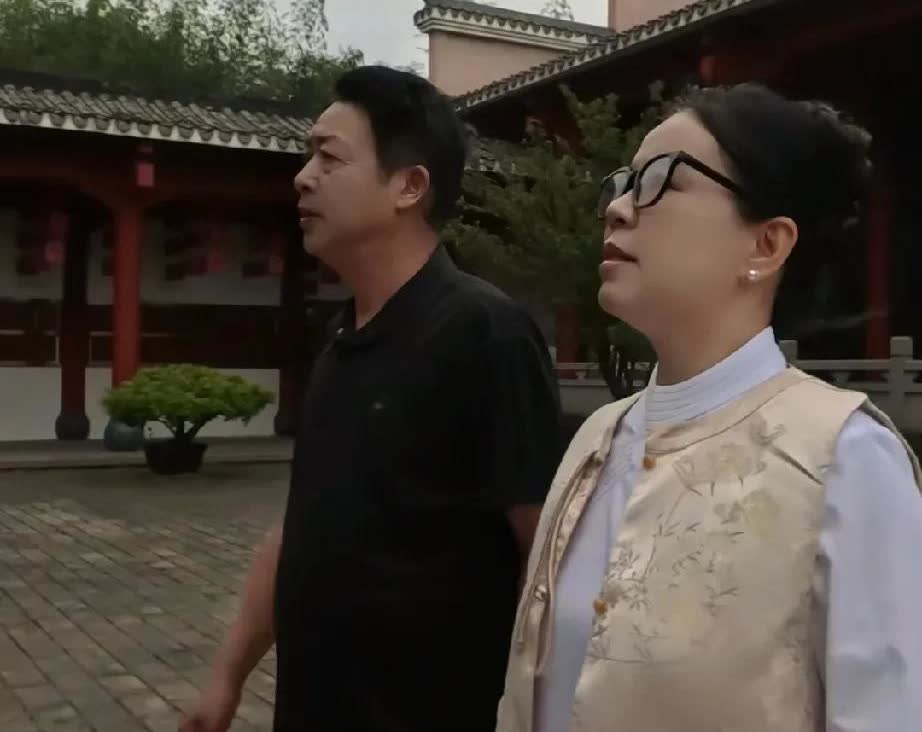 老窄又秃噜嘴了，难道那崽儿真的是在马甸儿下的，去峰峰换的。

老窄在直播间责