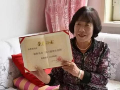 1981年，呼和浩特的贫困县一男生考上大学，女老师花半月工资，给他买双棉鞋，这让