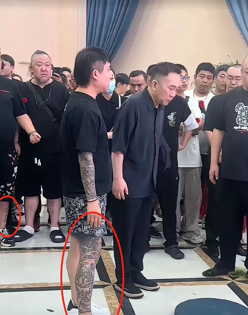 杨老爷子葬礼上，这个刺身少年是谁？！
是维持秩序的还是杨老五的儿子？！