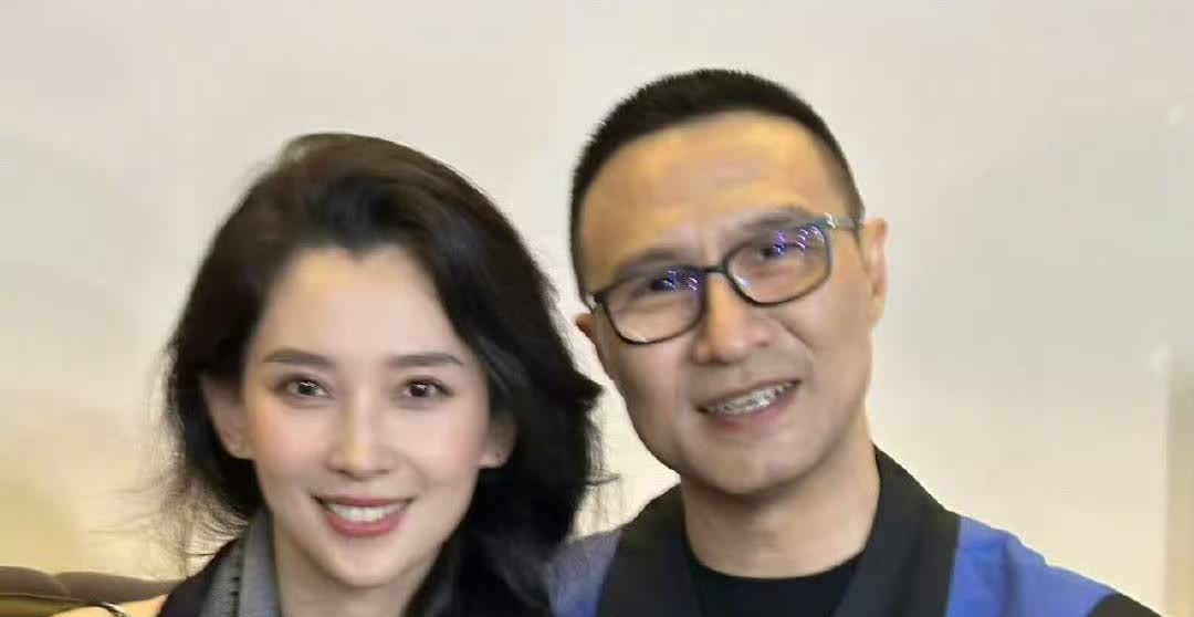章子怡估计天没亮就醒了
汪峰大半夜维护森林北，这可是章子怡从来没有的待遇，森林