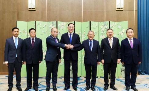 柬泰停火后，中方主持非正式会晤，中柬泰三国，笑着将手握到一起

据外交部网站消息