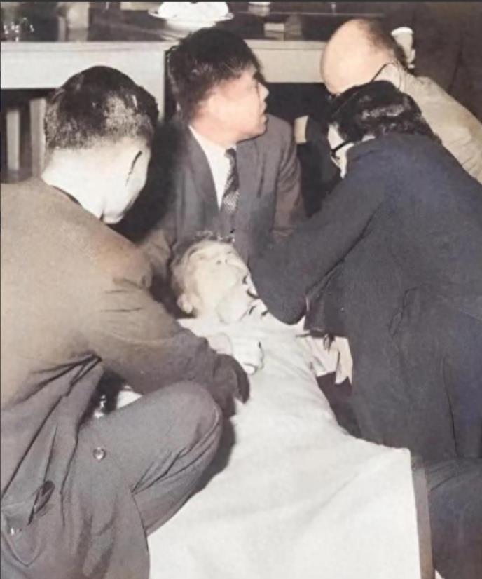 这是大文豪胡适被“气死”的场面，当时胡适正参加晚宴，他首先致辞后，学着李济说了一