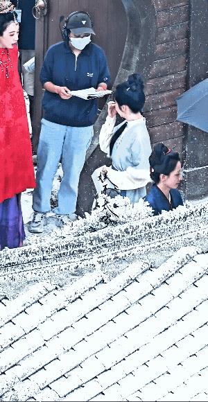 这个剧组的导演副导演都是女士，这是进了女儿国啦，这工作起来就方便多啦！
李梦扮演