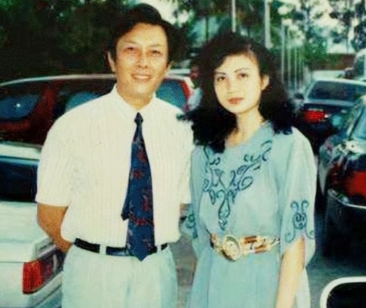 1990年除夕夜，唐国强的妻子洗完澡化完妆，穿上一身新衣，用一根绳子结束了自己的