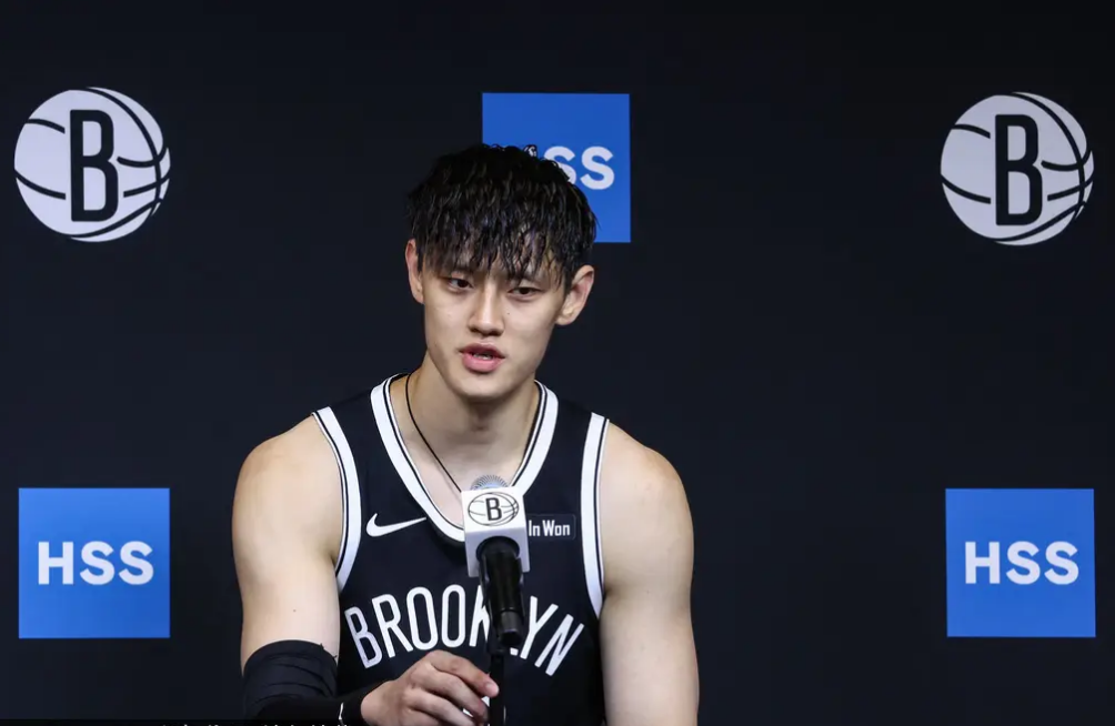 曾凡博没上场！媒体人:教练考虑饭碗 队友关心合同