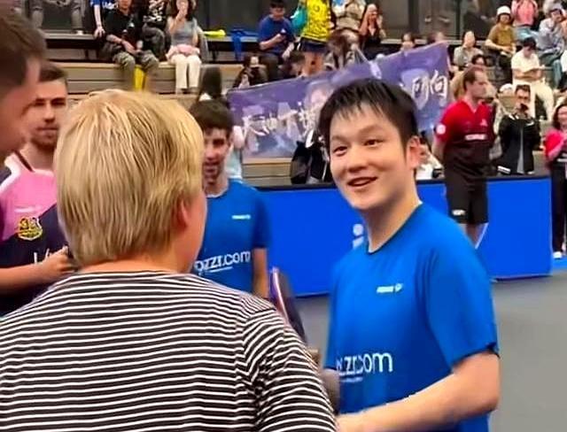 樊振东又火！
6月1日，曾经在国内“输也不行，输好像也不行”的小胖无奈加入了德国