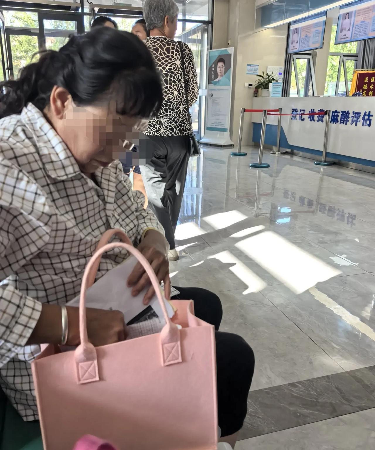 郭姐的儿子给郭姐做主，把出轨的父亲扫地出了门。
      去医院体检碰到了多年