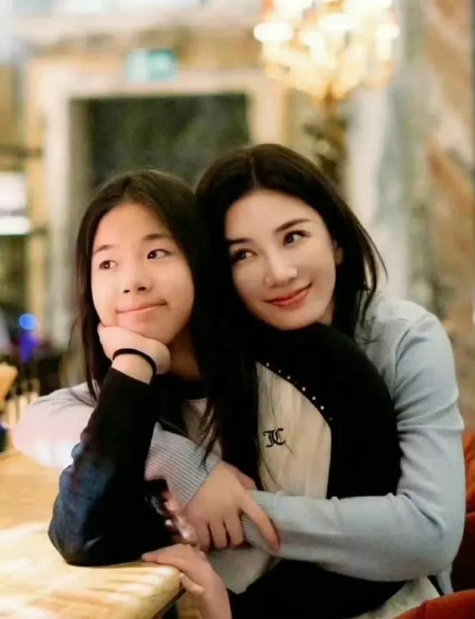 黄奕急了，她肯定也想不到，就发了一个女儿跳舞的视频会引来网友的抵制，赶紧解释女儿